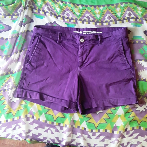 Khakis by GAP Girlfriend 5 Inch Cargo Type Shorts - Picture 3 of 14